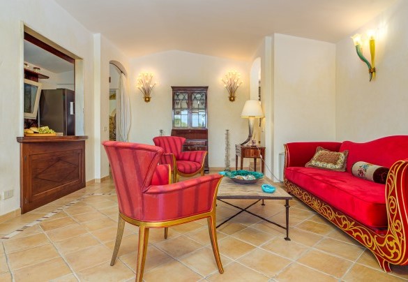 Living finemente arredato con mobilia di pregio e angolo cottura, con vista mare – Villa Stella