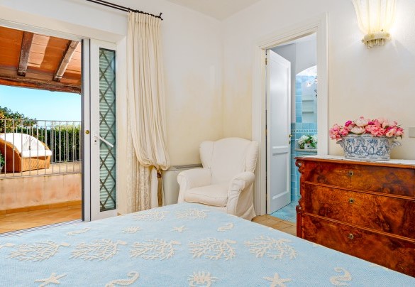 : Camera matrimoniale n. 2 con bagno en-suite con doccia e living esterno con vista mare – Villa Stella