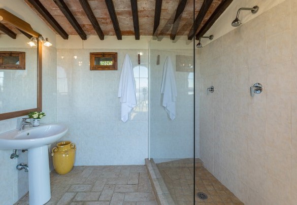 Doccia nell’area benessere - Villa Stroncoli