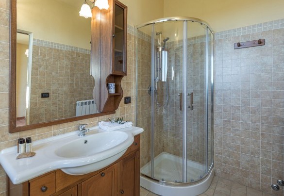 Bagno privato n. 5 con doccia al piano terra alla camera n. 5 - Villa Stroncoli