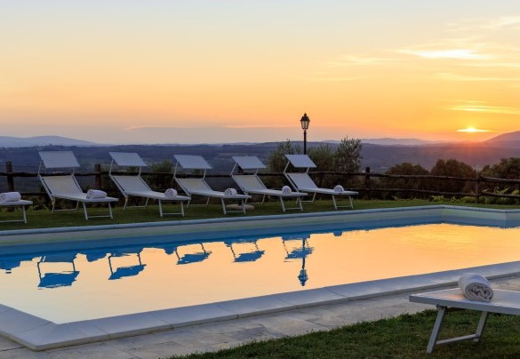 Vista della piscina al tramonto - Villa Stroncoli