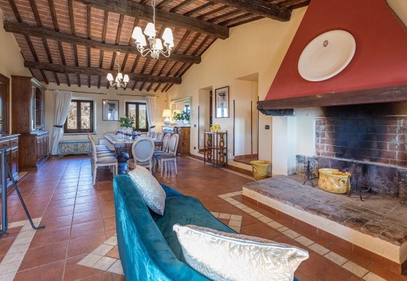 La zona living al primo piano con camino ornamentale - Villa Stroncoli