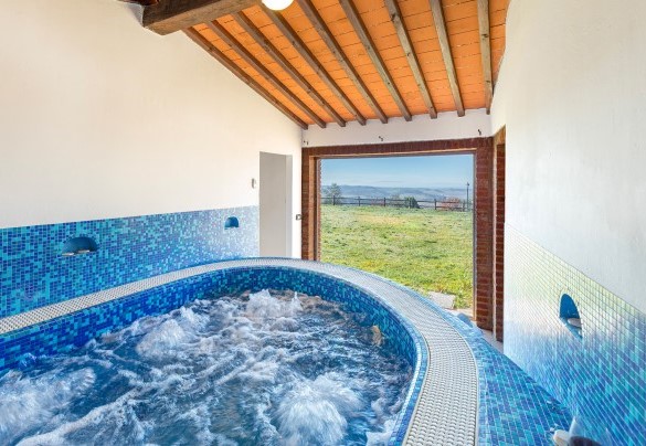 Vasca idromassaggio nell’area benessere - Villa Stroncoli