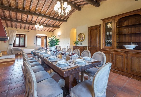 La sala da pranzo nel living al primo piano con camino ornamentale - Villa Stroncoli