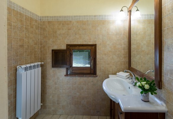 Bagno di servizio al piano terra - Villa Stroncoli