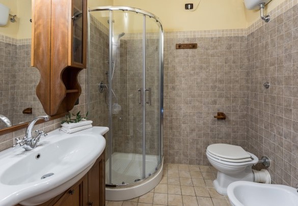 Bagno privato n. 3 con doccia al primo piano alla camera n. 3 - Villa Stroncoli