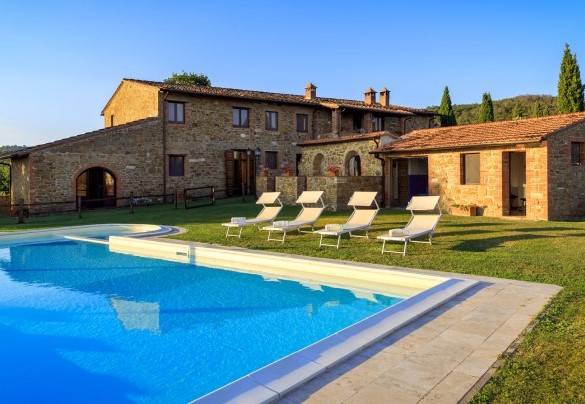 La piscina, la zona benessere e la casa - Villa Stroncoli