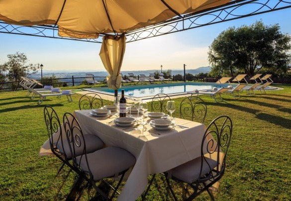 Il gazebo davanti alla piscina - Villa Stroncoli