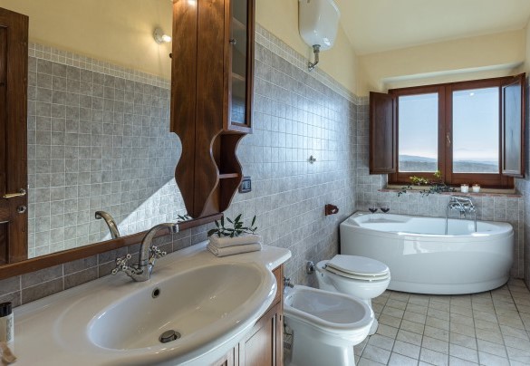 Bagno n. 2 con vasca idromassaggio al primo piano adiacente alla camera n 2 - Villa Stroncoli