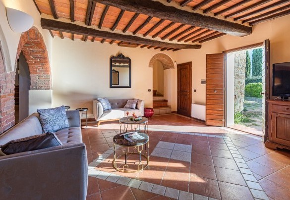 La zona living al piano terra con la porta di accesso secondaria - Villa Stroncoli