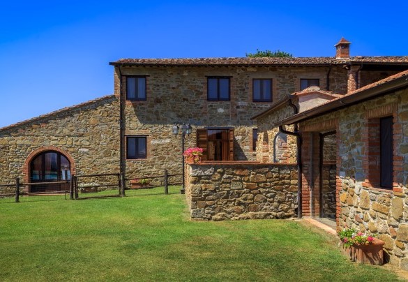 La villa, l’unità indipendente e il prato - Villa Stroncoli