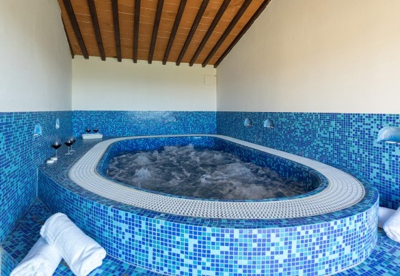 Vasca idromassaggio nell’area benessere - Villa Stroncoli