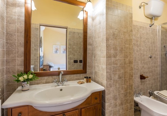 Bagno privato n. 1 con doccia al primo piano alla camera n. 1 - Villa Stroncoli