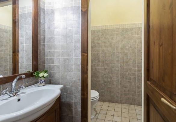 Bagno di servizio al primo piano - Villa Stroncoli