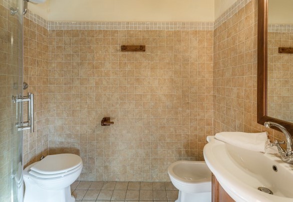Bagno privato n. 7 con doccia al piano terra alla camera n. 7 - Villa Stroncoli