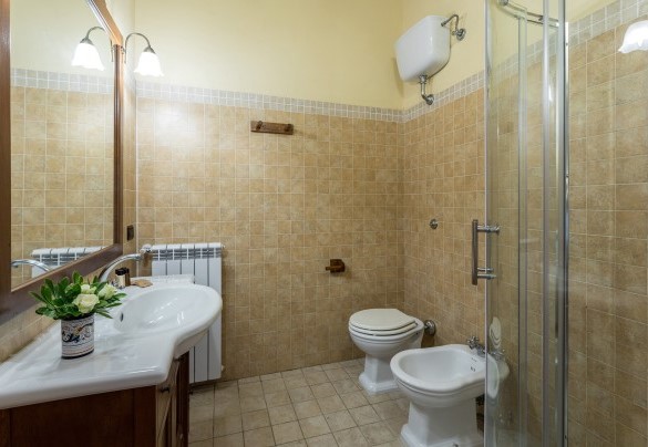 Bagno privato n. 6 con doccia al piano terra alla camera n. 6 - Villa Stroncoli