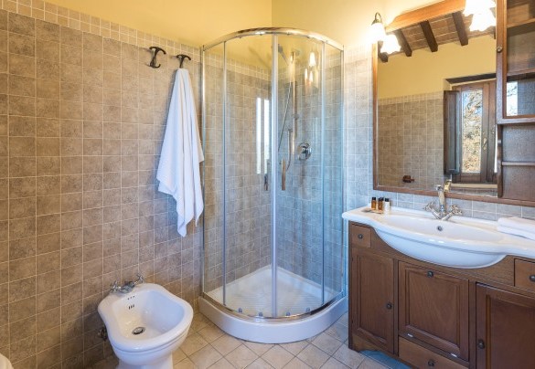 Bagno privato n. 4 con doccia al primo piano alla camera n. 4 - Villa Stroncoli