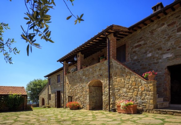 Il cortile e la casa - Villa Stroncoli