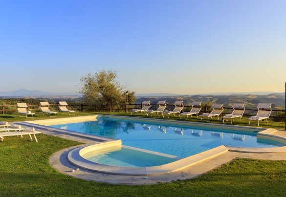 La piscina al nell’ora d’oro - Villa Stroncoli