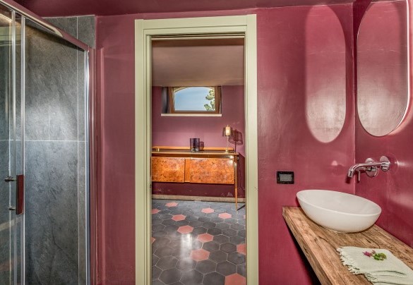The guest bathroom with a shower on the lower floor - Villa Sumac