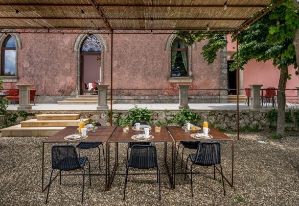 The large dining table in the garden - Villa Sumac