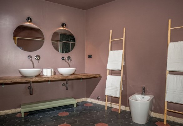 The ensuite bathroom n.2 with bath and shower - Villa Sumac