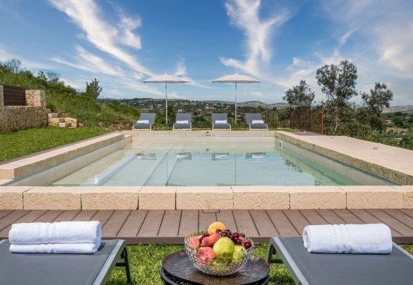 The tub is coated with painted cement - Villa Sumac