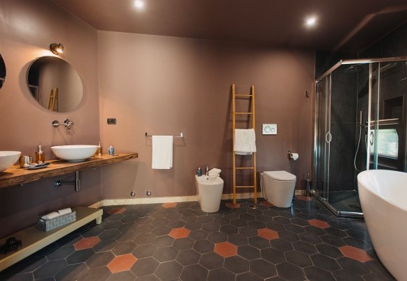 En suite bathroom n.2 with tub and shower - Villa Sumac