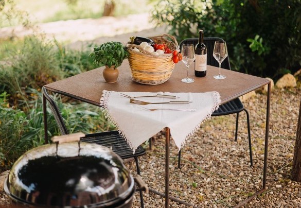 Outdoor dining area with mobile bbq in the main villa- Villa Sumac