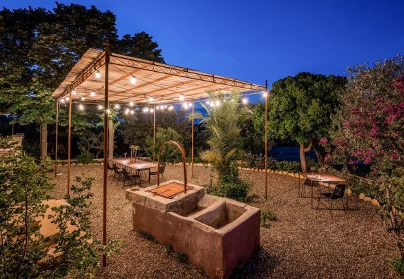 The illuminated gazebo in the garden - Villa Sumac