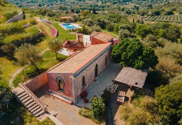 The main villa and its outdoor dining area - Villa Sumac