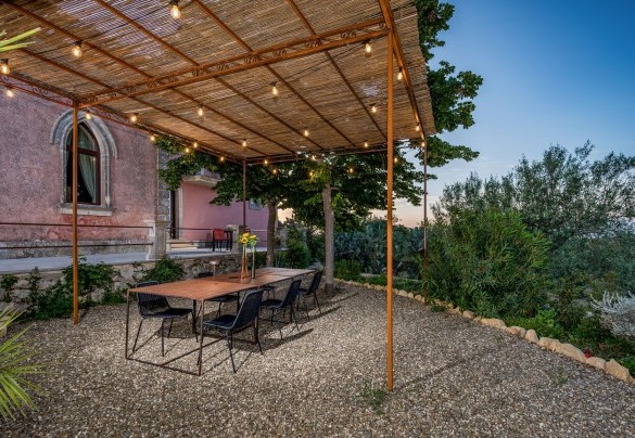 The illuminated gazebo in the garden - Villa Sumac