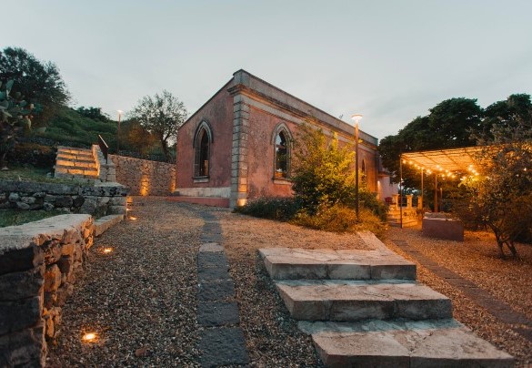 The property illuminated at night - Villa Sumac