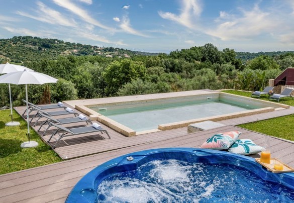 The pool measures about 10 x 5 m - Villa Sumac