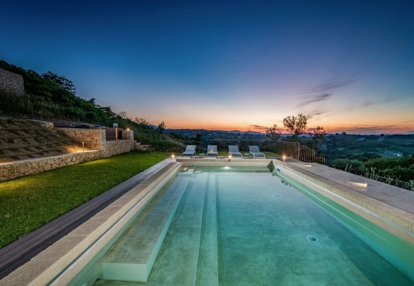 The pool is equipped with internal lighting - Villa Sumac