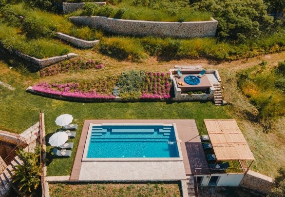 The pool overlooks the hilly landscape - Villa Sumac