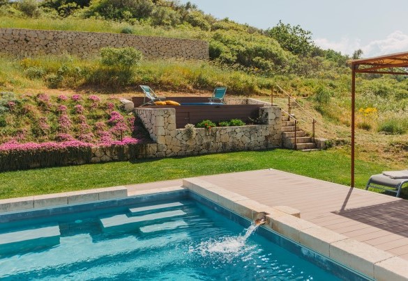 The pool has internal stairs and a chlorine purification system - Villa Sumac