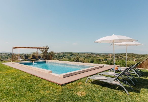 The pool overlooks the hilly landscape - Villa Sumac