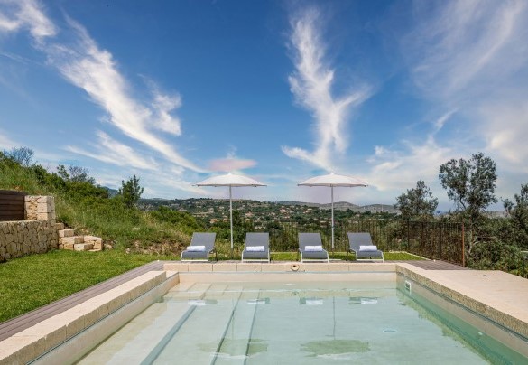 The solarium area with wood-like decking - Villa Sumac