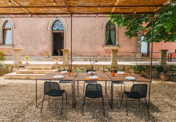 The main villa and its outdoor dining area shaded by the gazebo - Villa Sumac