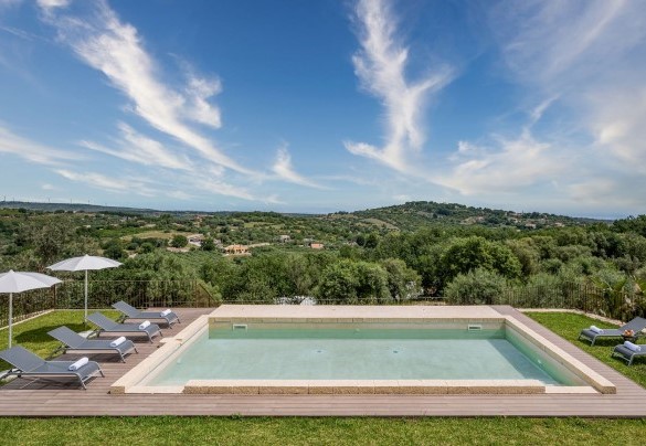 The pool overlooks the hilly landscape - Villa Sumac