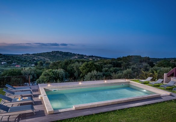The pool is equipped with internal lighting - Villa Sumac