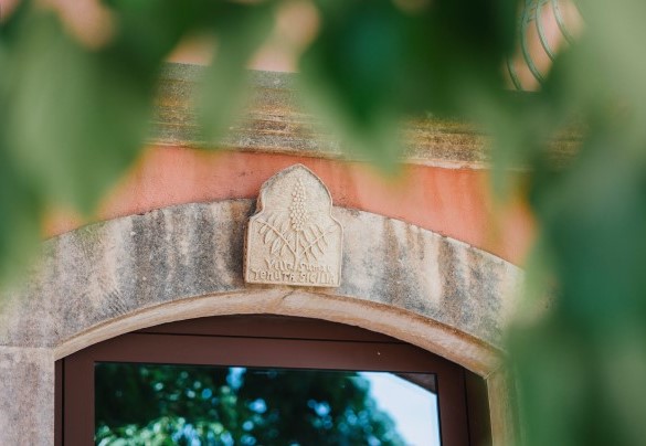 The heraldic coat of arms - Villa Sumac