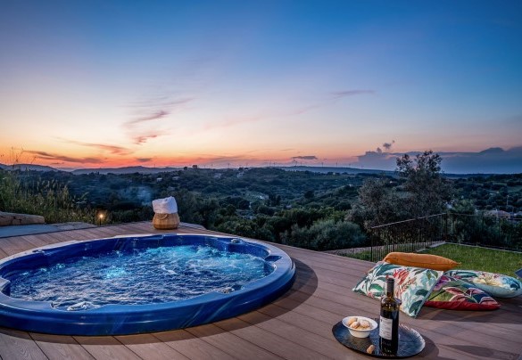 The last lights of the day illuminate the hot tub - Villa Sumac