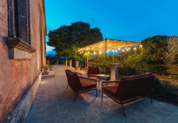 The gazebo illuminated in the courtyard - Villa Sumac
