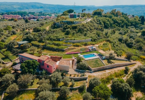 The property extends for approximately three hectares, cultivated with vineyards, olive trees and sumacs - Villa Sumac