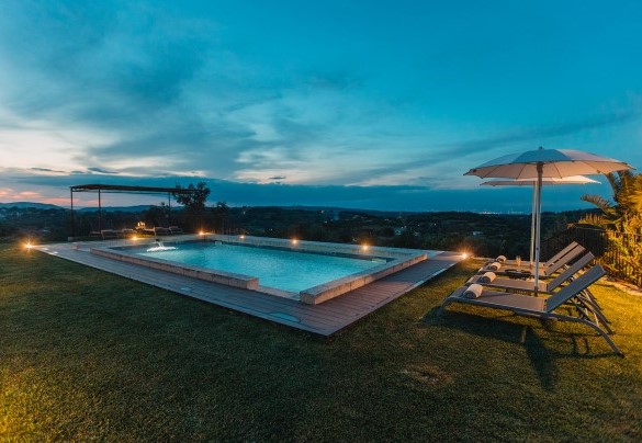 The pool is equipped with internal lighting - Villa Sumac
