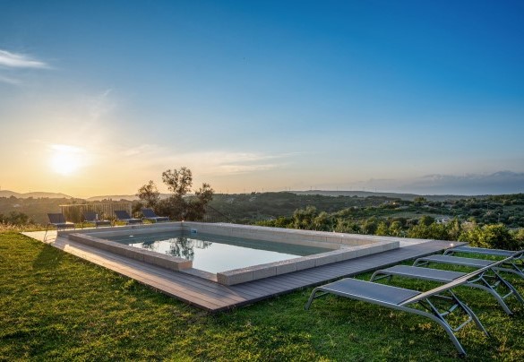 The solarium area with wood-like decking - Villa Sumac