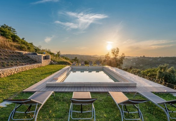 The sun brightens the terrace with the pool - Villa Sumac