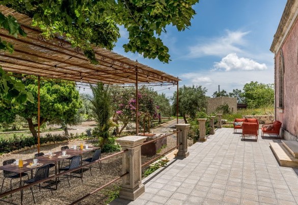In the garden, a gazebo shades a large dining table - Villa Sumac